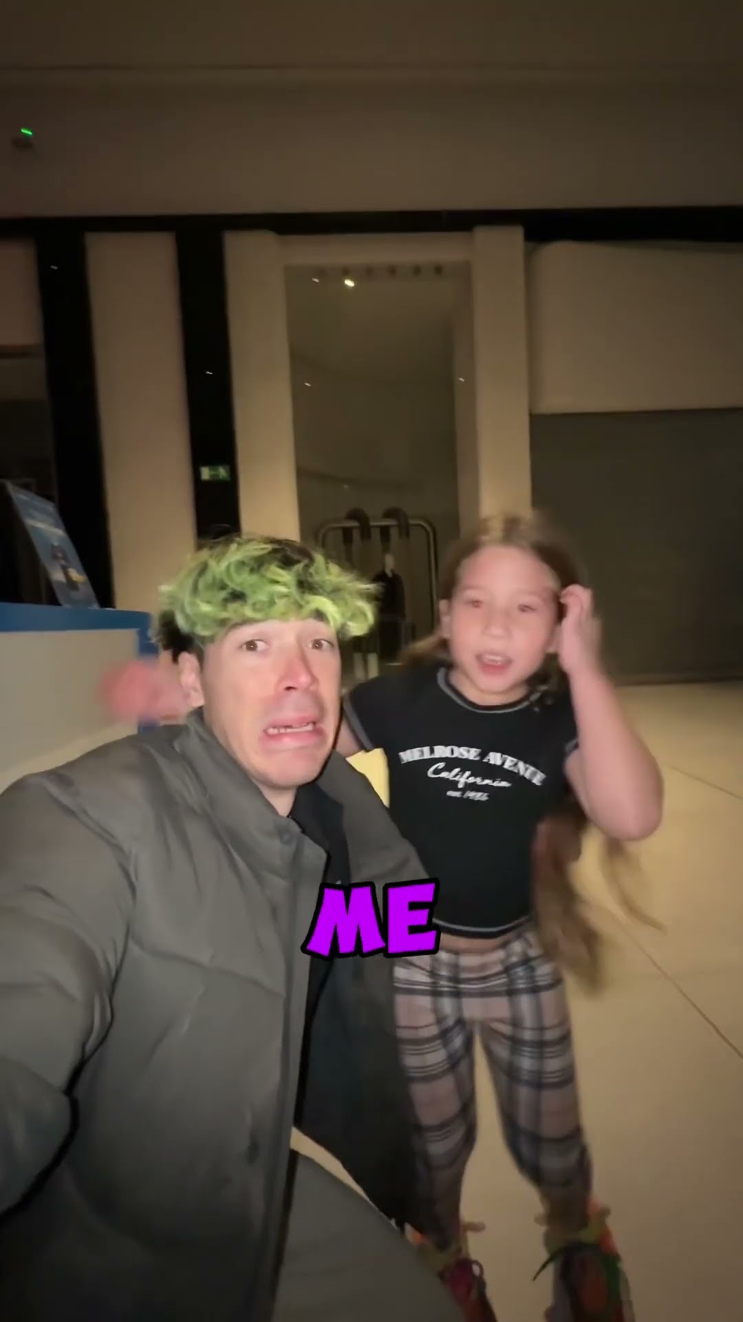 SALVO a una NIÑA en un CENTRO COMERCIAL con ZOMBIES!
