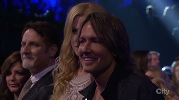 The Doobie Brothers - Taking It To The Streets Ft Hayes, Jennifer Nettles & Hillary Scott CMA Awards