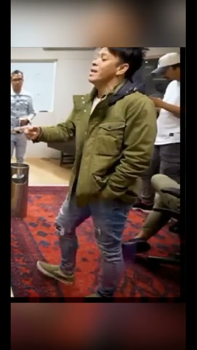 Ekspresi  Ariel noah saat di ruangan briefing lagu Jika Engkau !