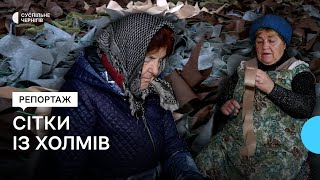 У селищі Холми, що на Чернігівщині, жінки плетуть маскувальні сітки для військових