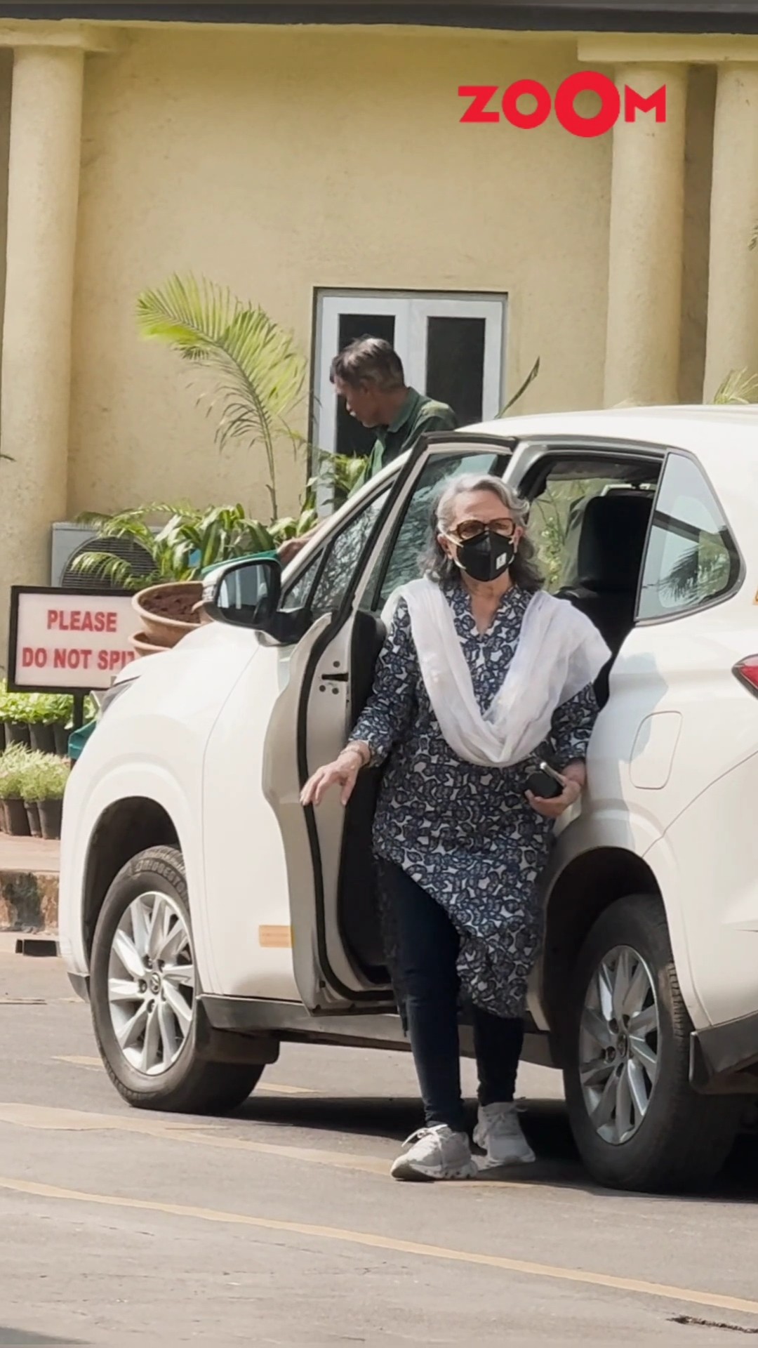 Saif's mom Sharmila Tagore ARRIVES at Lilavati hospital to take update of his health #shorts