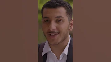 صار عندها فضول تعرف شو بالمكتوب 