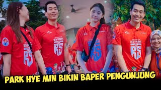 MOMEN TIM RED SPARKS KOO HEE JIN PARK HYE MIN DISERBU FANS MINTA FOTO DI TMII JAKARTA