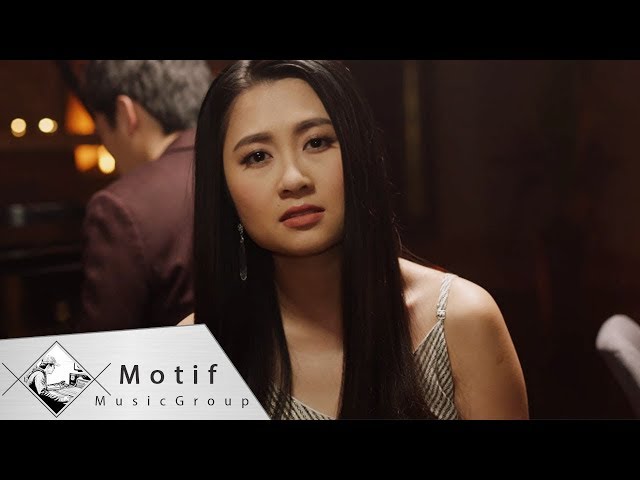 Đừng Nhớ Người Xa (#DNNX) - Hoàng Thục Linh [Official 4K Music Video] class=