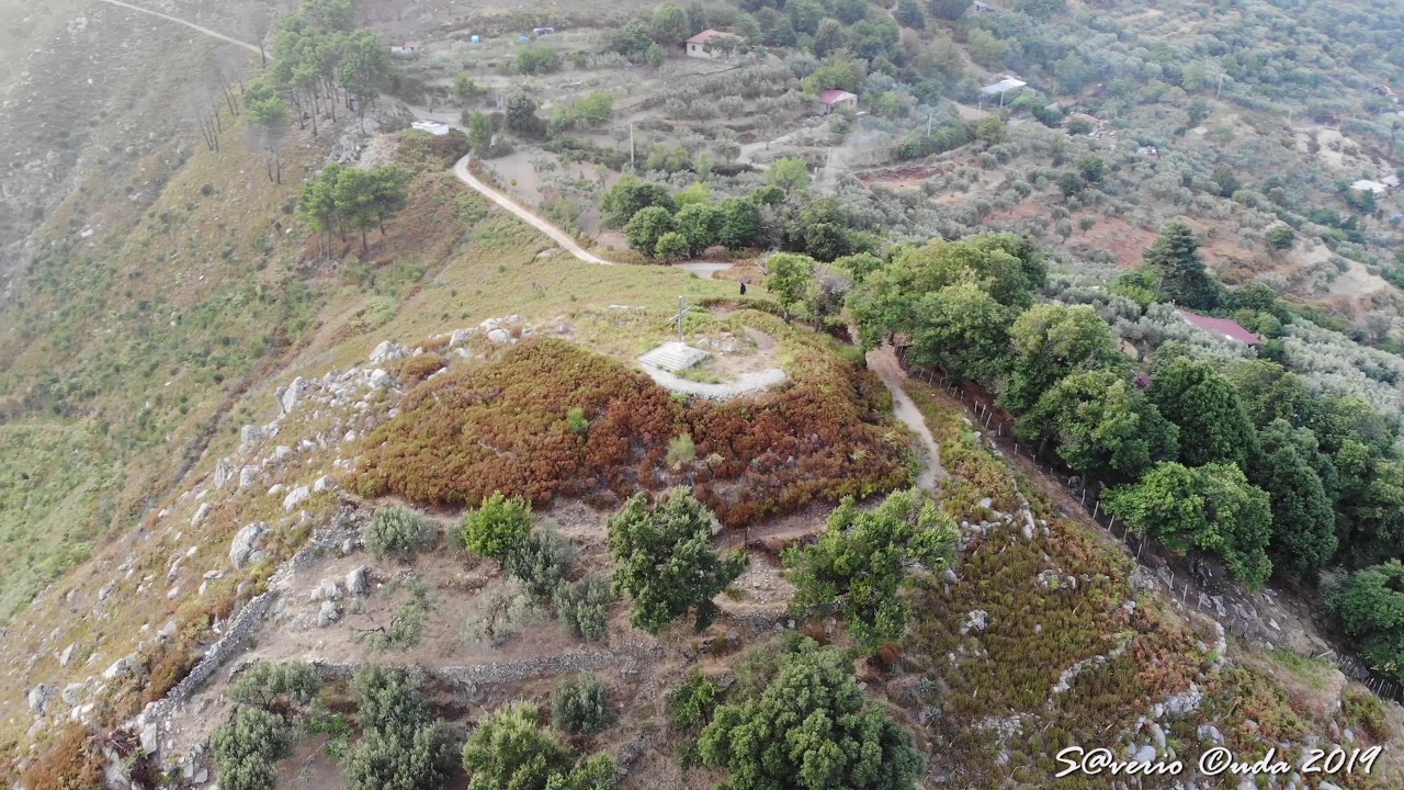 Un volo attorno alla Croce del monte Petrara a Mesoraca (Kr)