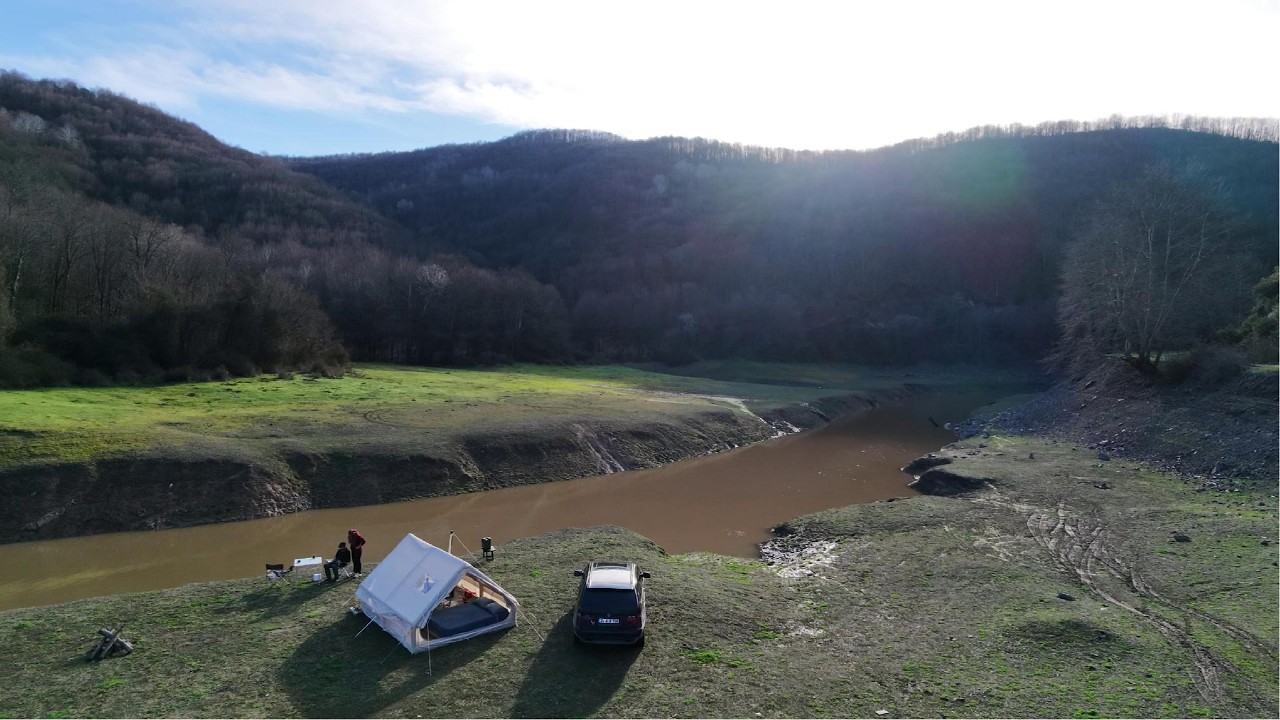 GÜNEŞLİ BİR GÜNDE BARAJ KENARINDA KAMP