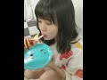 同期の水田詩織ちゃんが作ったチーズドッグを食べるももるん