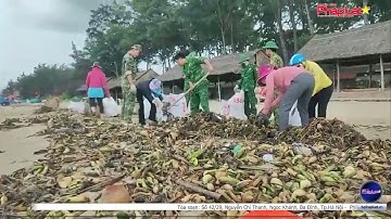 Thu gom hàng tấn rác trôi dạt vào bờ biển Vũng Tàu