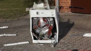 Waschmaschine vs. Betonstein | Washing Machine vs. Brick