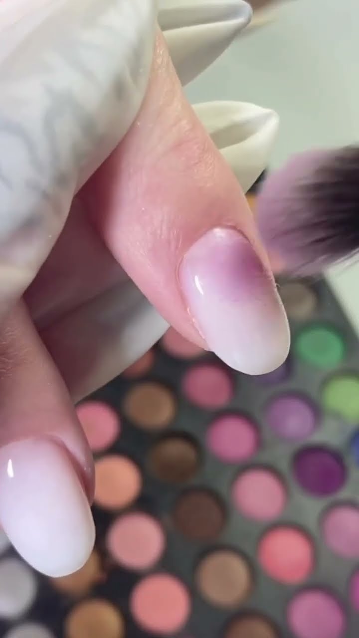 маникюр с глазами