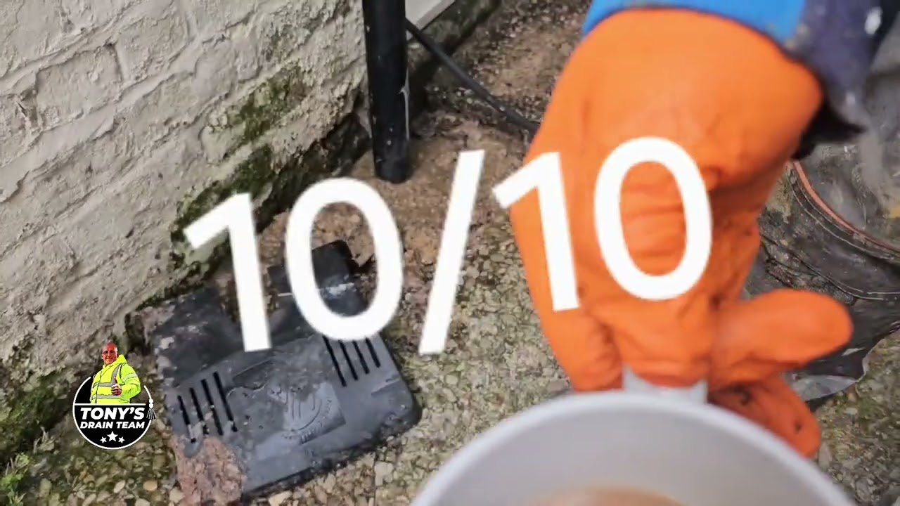 Засорился сток. Не могу обойти, придётся идти через него.