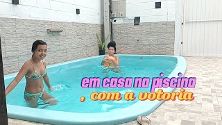 em casa na piscina , arrumando as coisas para o próximo desafio.