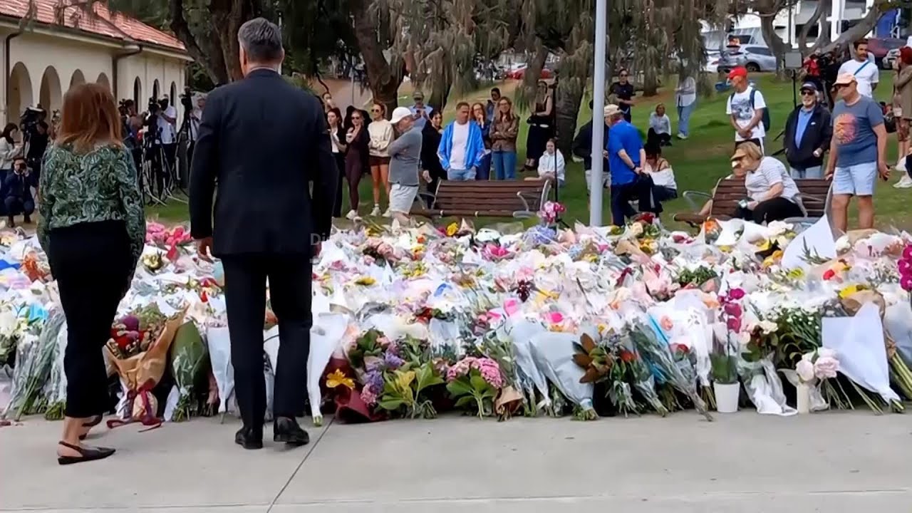Shrine of tributes grows for Sydney shooting victims as mourners leave flowers and messages