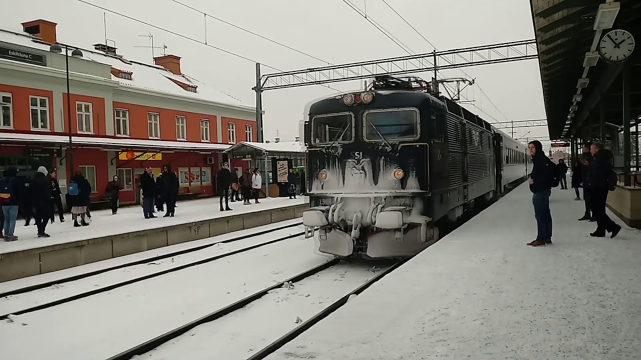 Tåg 935  & 2135 på Eskilstuna C