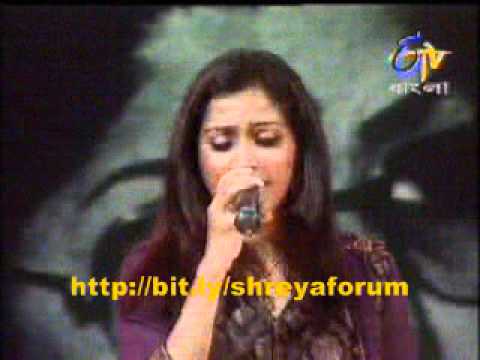 Shreya Ghoshal singing old classic ogo aar kichu to nai