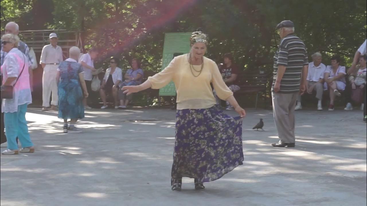 Шуточный танец бабушек. Бабушка танцует. Танцы бабушек. Бабульки танцуют. Танец бабушки старушки.