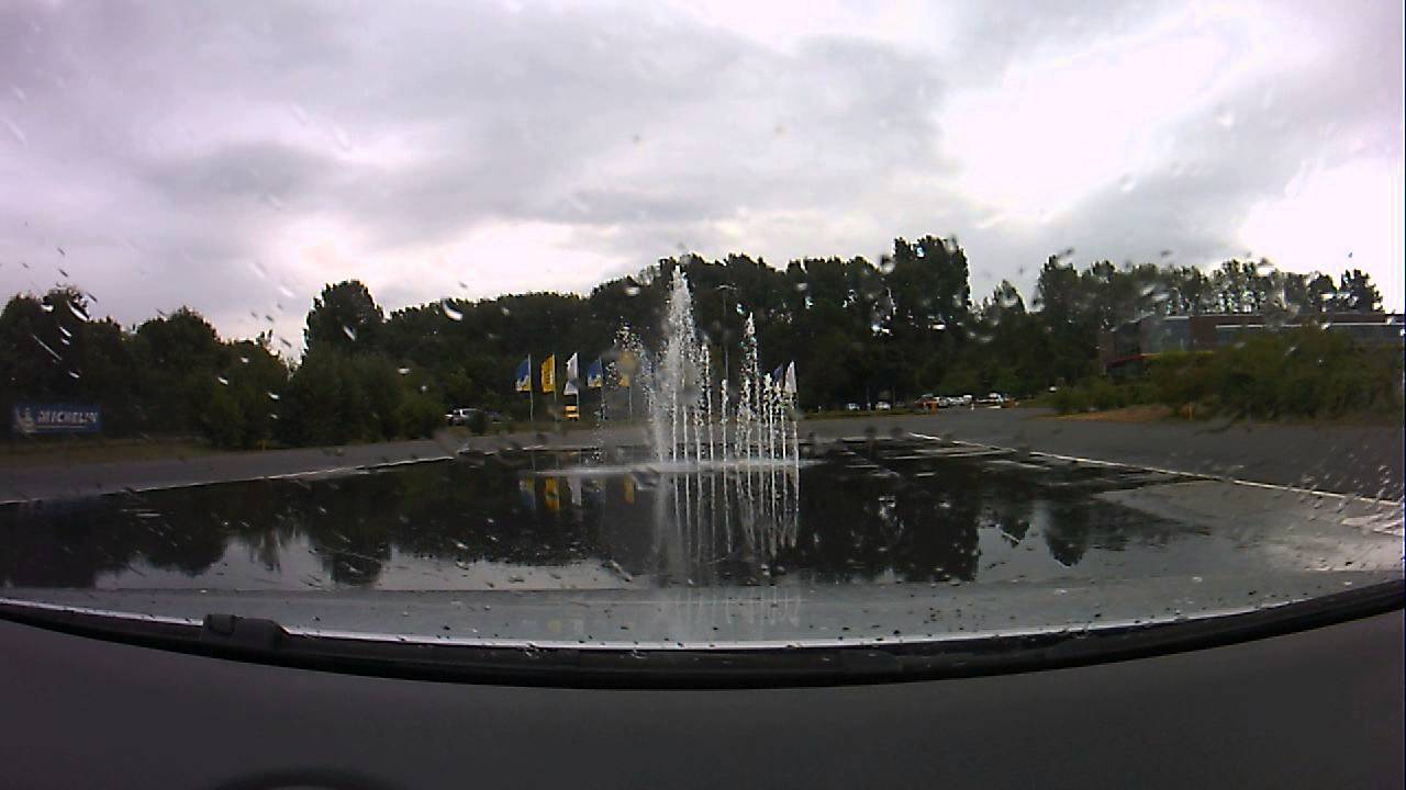 ADAC Fahrtraining in Grevenbroich Hinderniss ausweichen auf nasser Fahrbahn mit 50 kmh