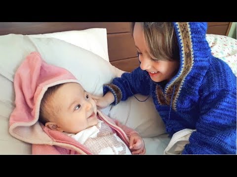 vlogs in spanish Big Brother SINGS to Baby Sister || HEARTMELTING