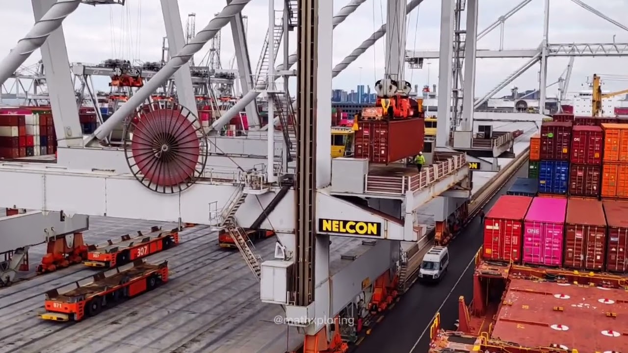 Containers being discharged from 🚢 Delphis Riga at ECT terminal, Rotterdam