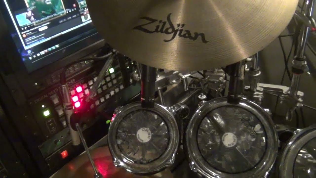 ドラムパフォーマンスに向け、ロートタムセット＆サウンドシステム