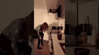 Gatinha Perfeita Arrumando A Cama