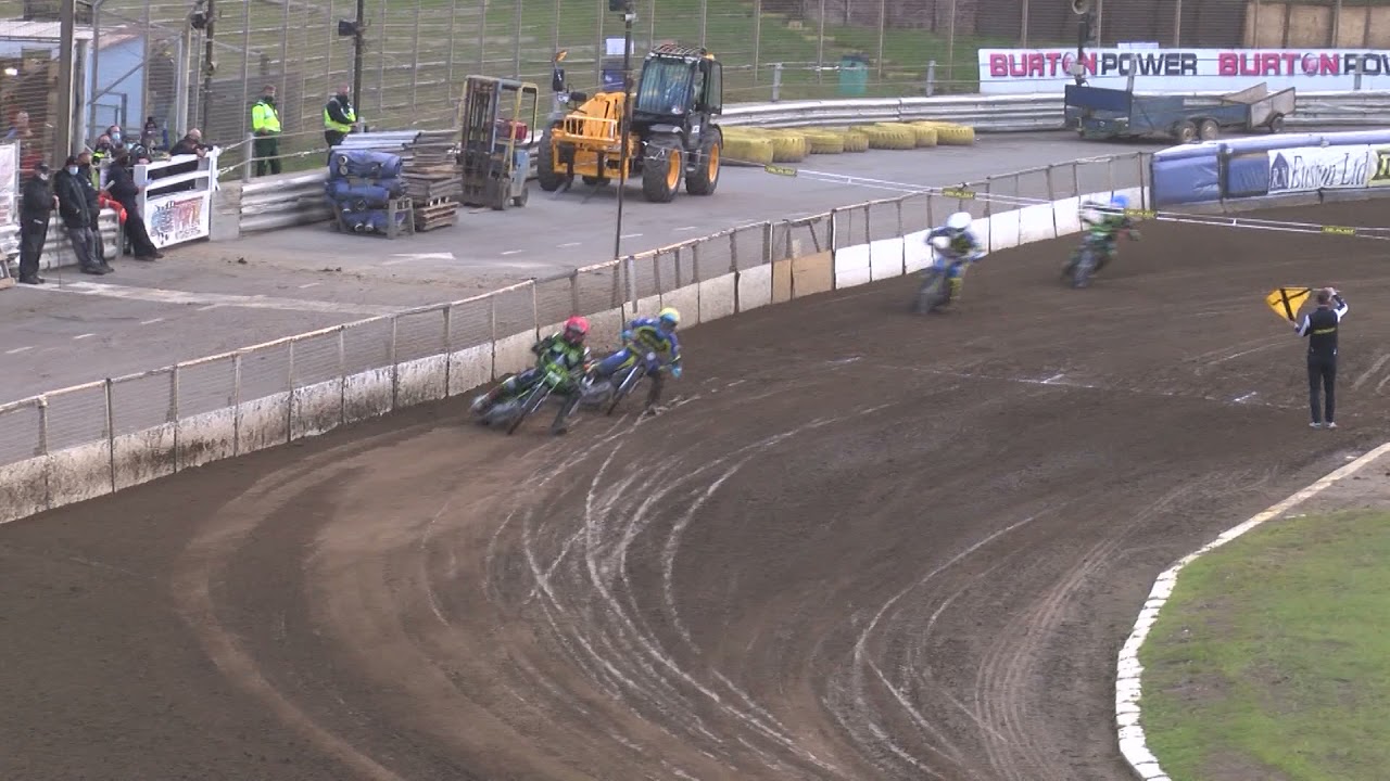 Danny King swoops past Justin Sedgmen