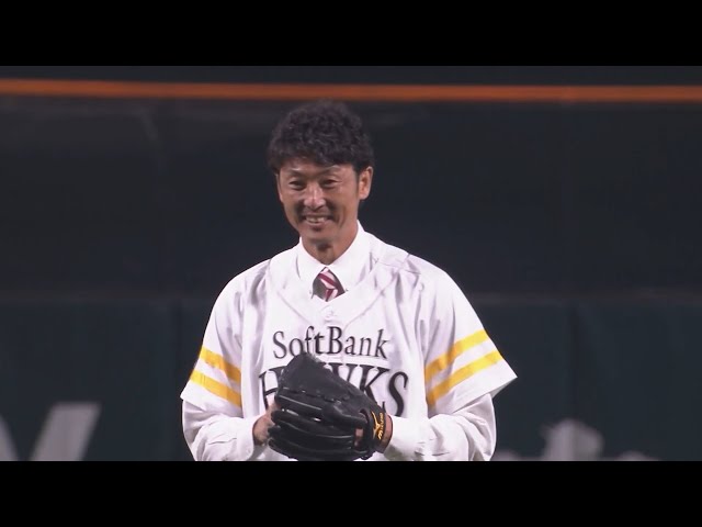 背番号66】斉藤和巳さんがオープン戦の始球式に登場!! - YouTube