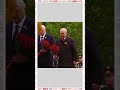 Путин возложил цветы к Могиле Неизвестного Солдата в Александровском саду.
