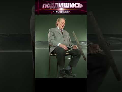 Человек на скамье Жуковского с велосипедным колесом