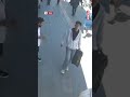Van’da caddede yürüyen vatandaşlar binandan kopan parçaların altında kalmaktan son anda kurtuldu