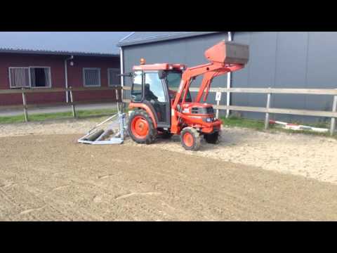 Spring Rijbak Demonstratie paardenbak slepen, rijbak egaliseren, springbak vlakken ...