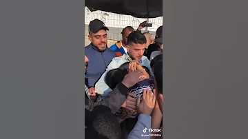 مشهد مؤثر لأسير فلسطيني عند خروجه من السجن 