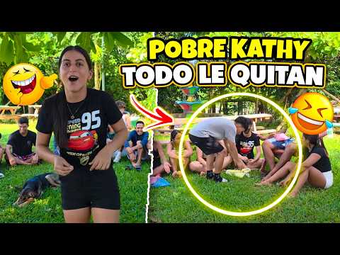 ¡Divertido! Kathy fue la piñata de la fiesta y le quitan todo