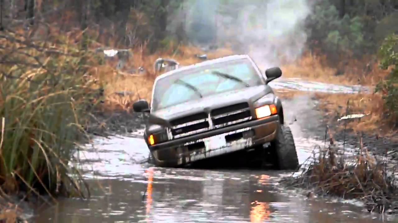 Dodge 2500 V10 mudding - YouTube