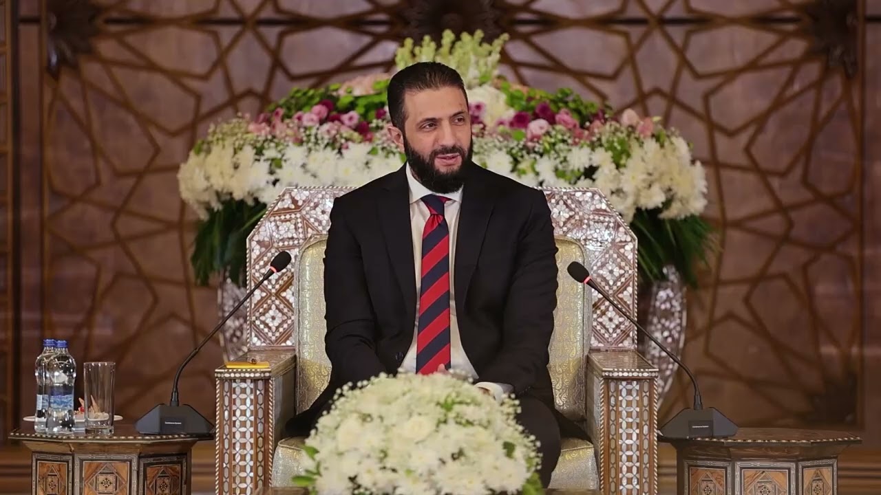 الجلسة الحوارية التي عقدها الرئيس الشرع مع أكاديميين وسياسيين وأعضاء من نقابات مهنية ووجهاء بإدلب