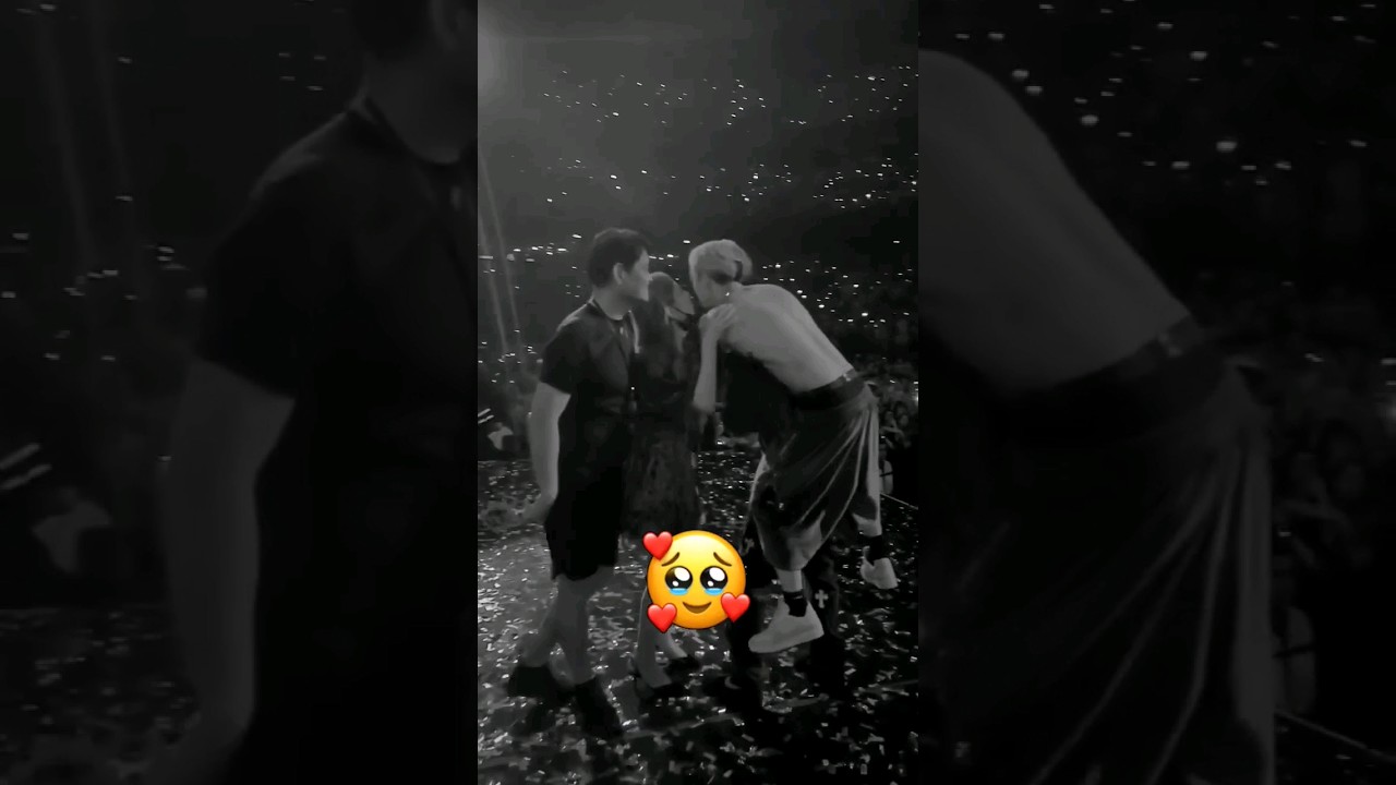 Jackson Wang brings his parents & best friend on stage...I'm crying 🥹😭