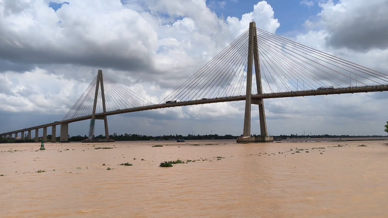 Vượt Sông Tiền Trên Cầu Rạch Miễu – Kết Nối Đến Cồn Phụng Xanh Mát