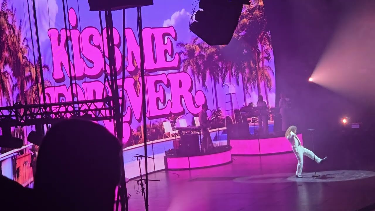 Julien Doré - Tournée des Zénith - mars 2025 - 05 - kiss me forever