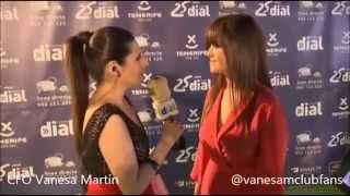 Vanesa Martín en alfombra verde de Premios Cadena Dial (5-3-15)