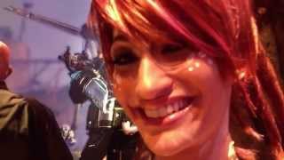 E3 2012 : Hôtesse explique le jeu Defiance - jeuxvideo.com