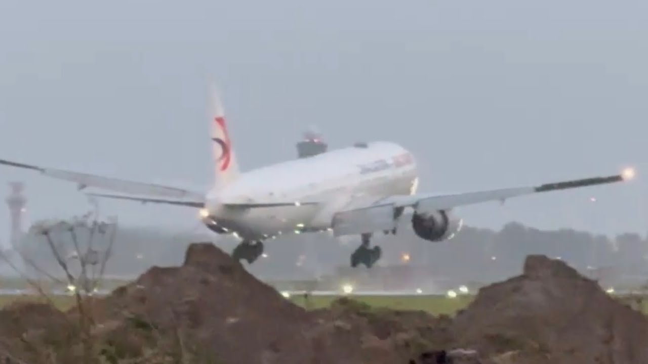 Short Final 777 hits WINDSHEAR on short final and FLOATS long down the runway ...