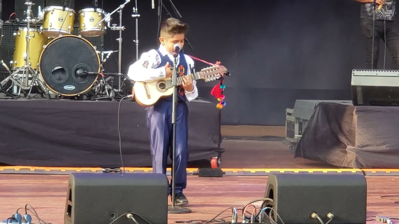 Gianfranco Bustios Vega //Ojos Azules Adios pueblo de Ayacucho//VIVA