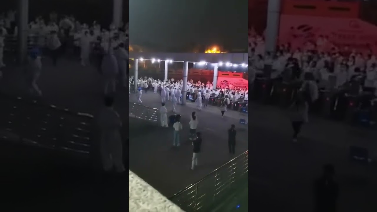 Watch 今晚上海 达丰电子厂暴乱!警察吼不住了……… on YouTube Watch 今晚上海 达丰电子厂暴乱!警察吼不住了……… on YouTube