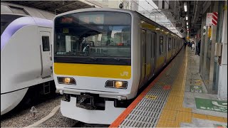 【E231系A552編成  TK出場回送（指定保全）】E231系500番台ﾐﾂA552編成が回送電車として新宿駅11番線を警笛を鳴らして発車するシーン（回6471M）2025.2.17