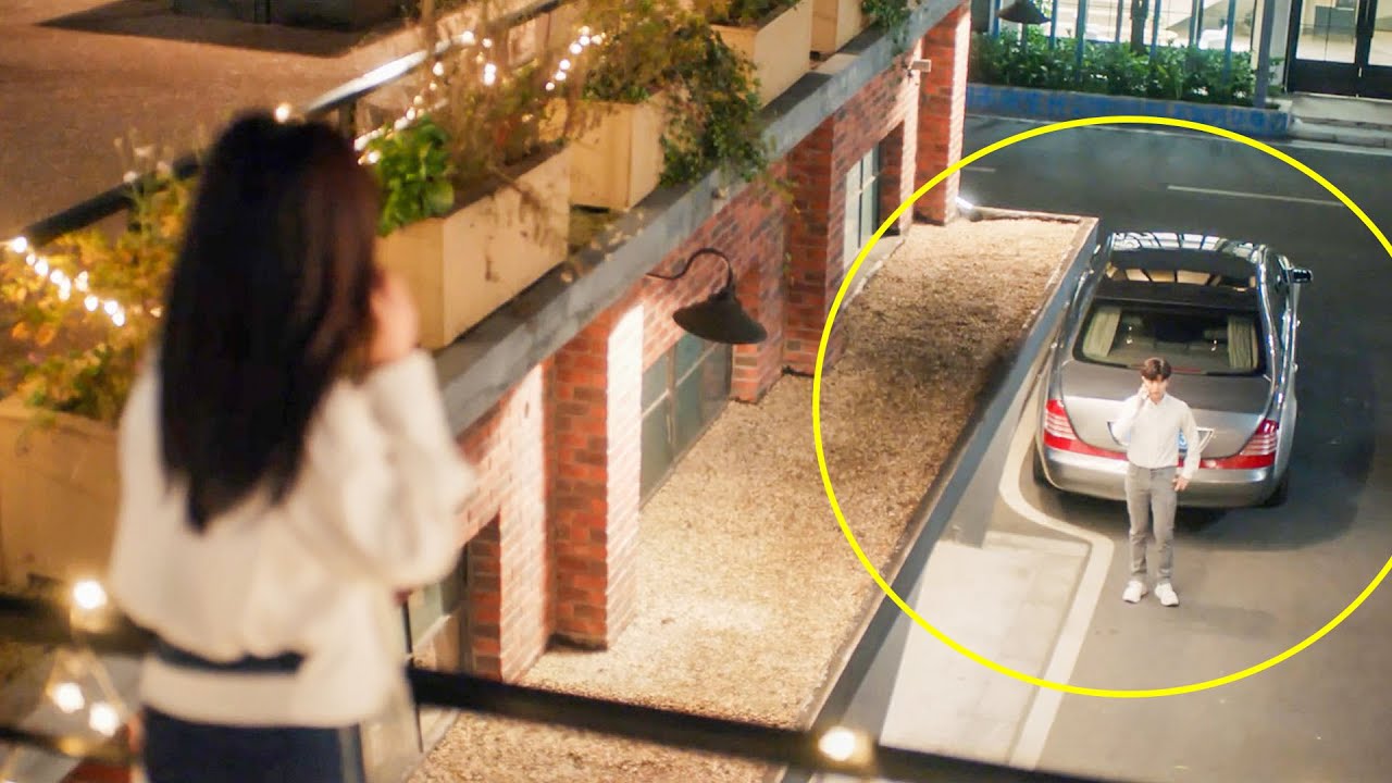 จู่ๆ ซีอีโอมหาเศรษฐีก็ปรากฏตัวด้านล่างซินเดอเรลล่าและยังช่วยเธอถือกระเป๋าเป้สะพายหลังด้วย!