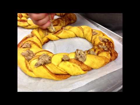 Braiding A New Orleans Mardi Gras King Cake Caluda S At Cottage