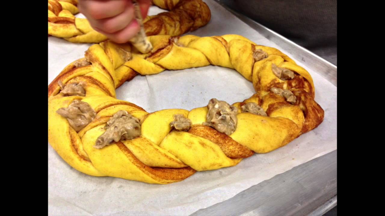 Braiding A New Orleans Mardi Gras King Cake Caluda S At Cottage