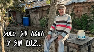 Con 90 años vive SOLO, sin AGUA ni LUZ en este MONTE | Anda en su BICI y hace CHANGAS para subsistir