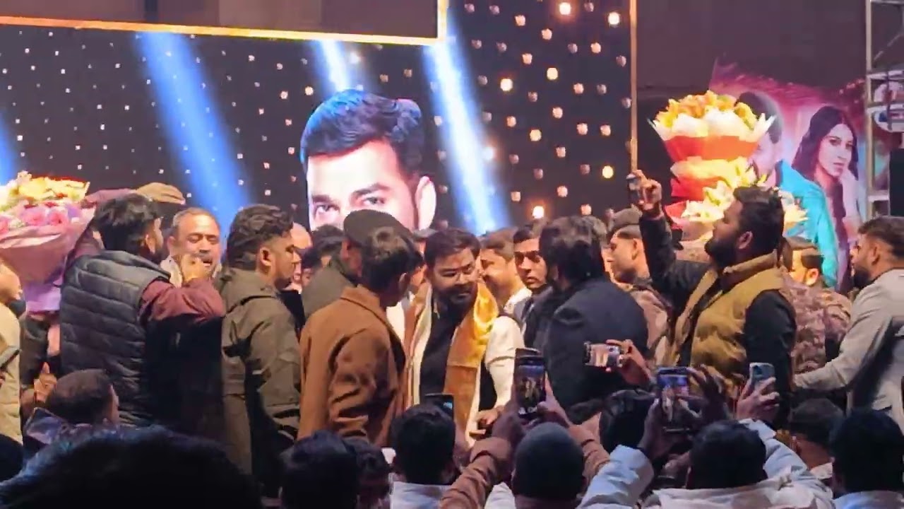 पवन सिंह का एंट्री हो गया है स्टेज शो आने के लिए 