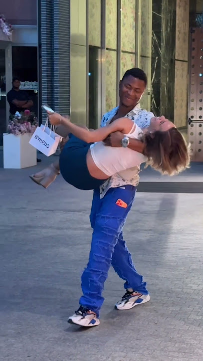Elle est tombée amoureux #love #music #singer #pivizzo #kindnessiscool #shortvideo #dance #amour ￼